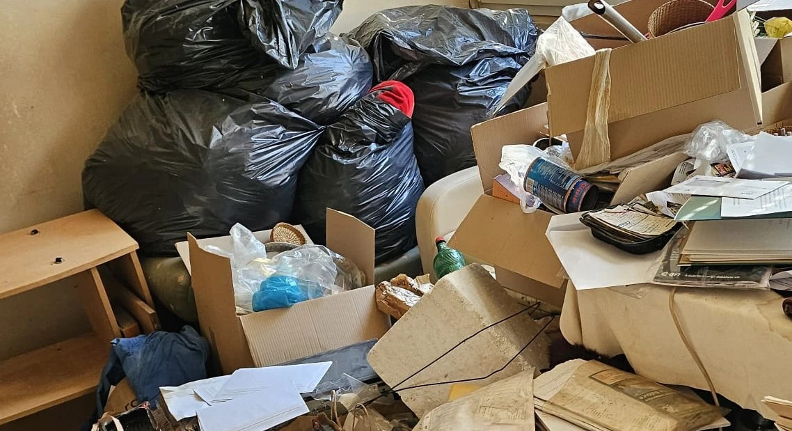 nahromaděný odpad v bytě