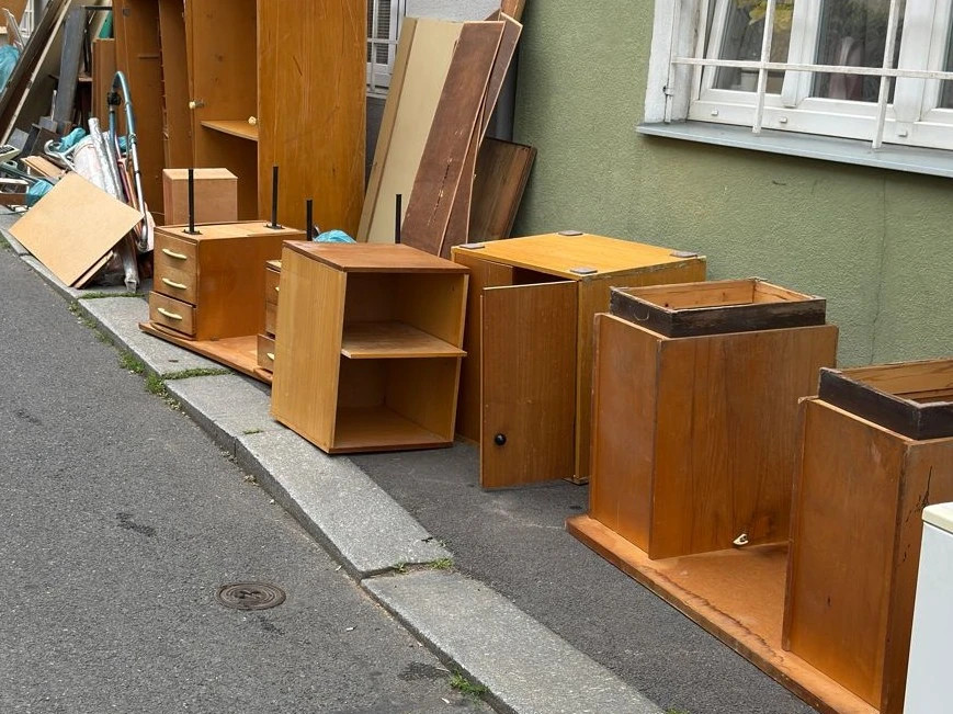 rozebraný nábytek připravený k odvozu