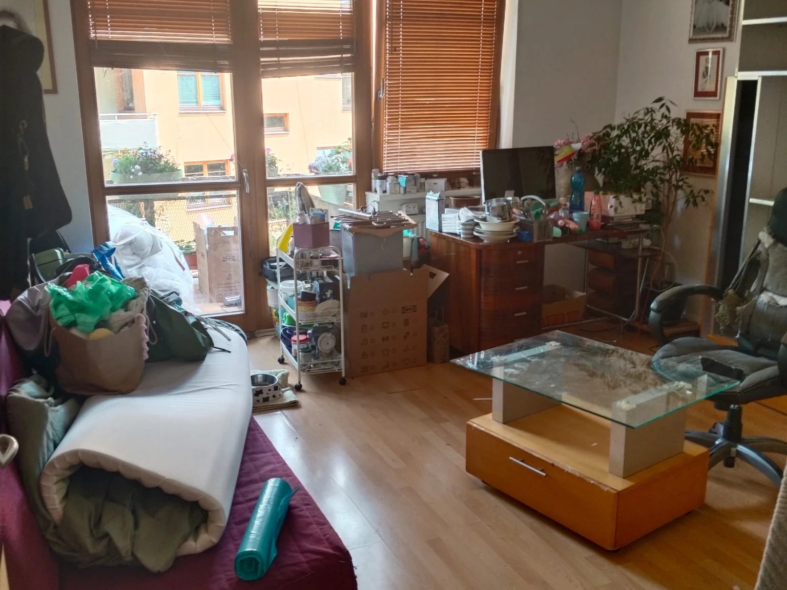 byt před vyklízením zaplněný věcmi