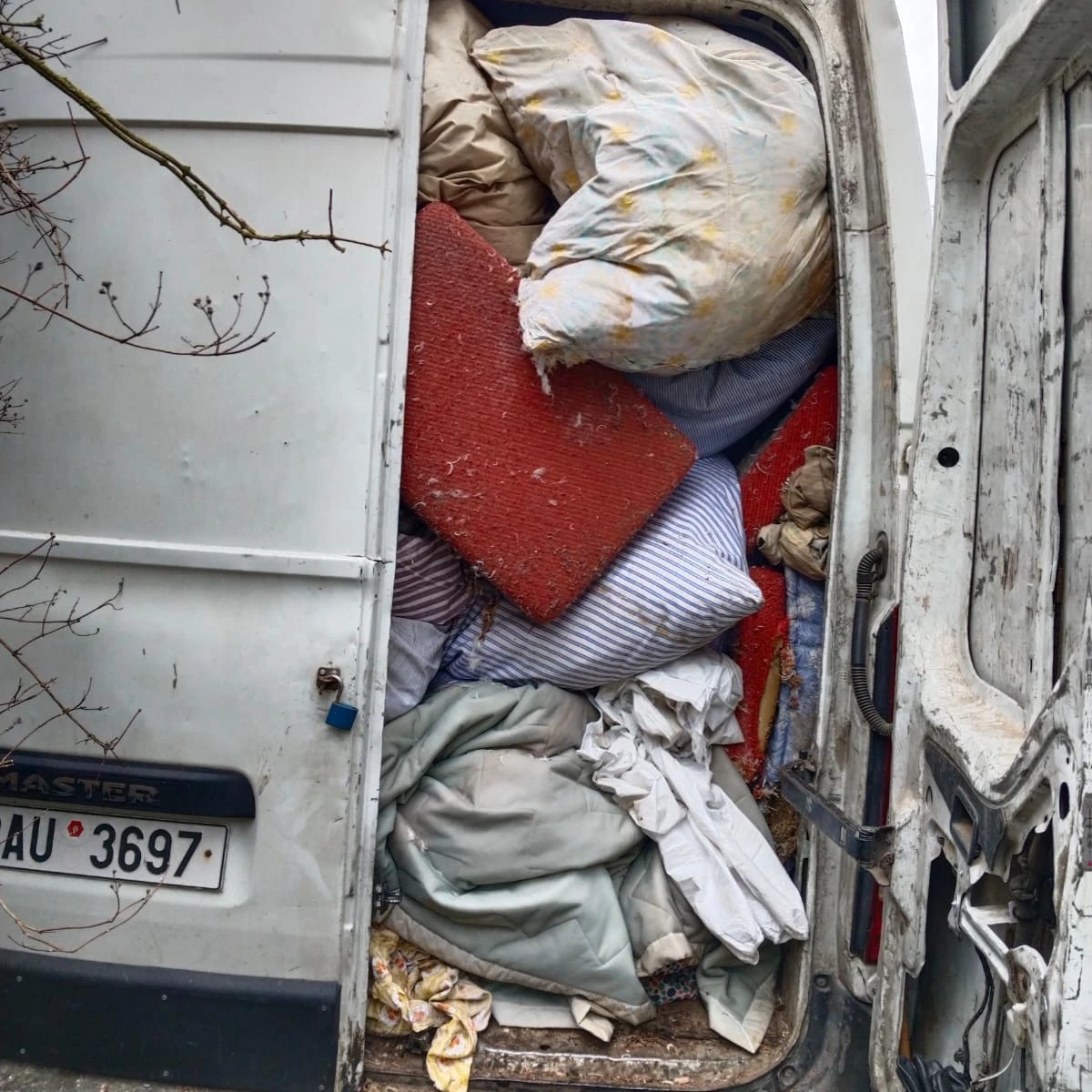 plně naložené vozidlo s textilem k odvozu