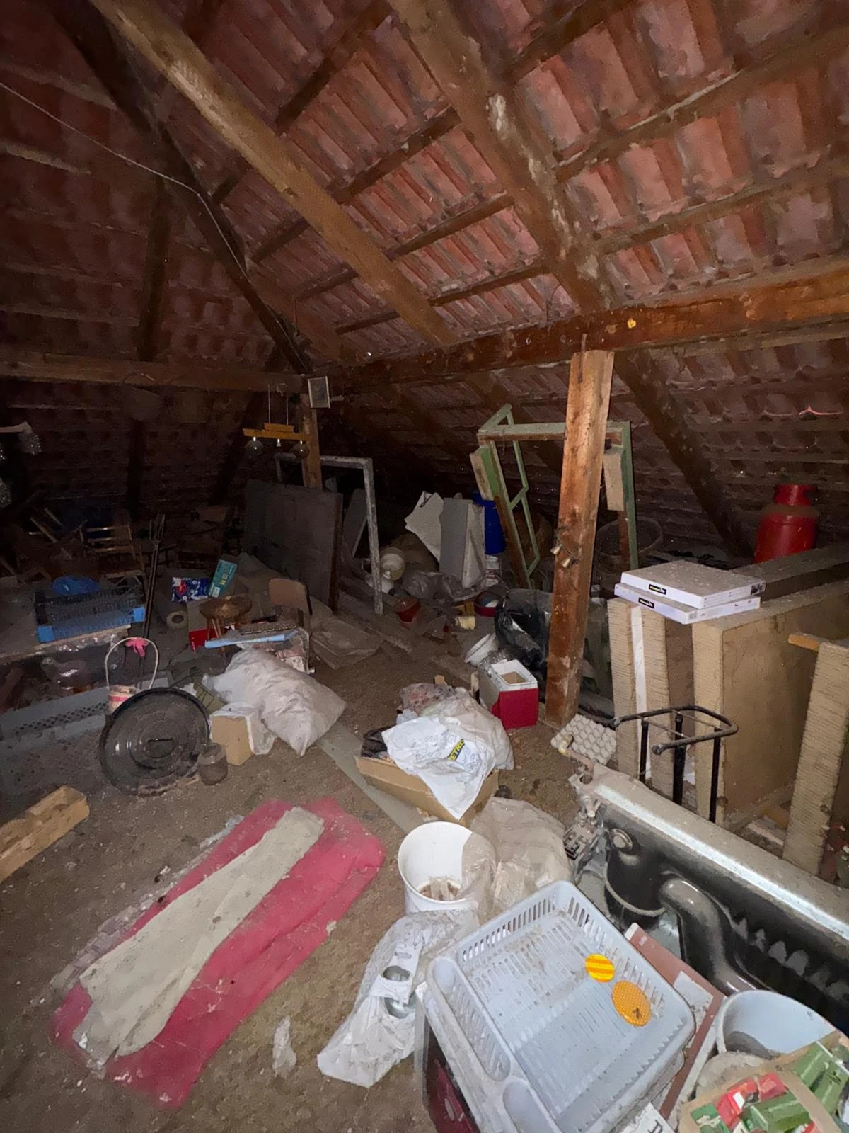 půdní prostor před vyklízením