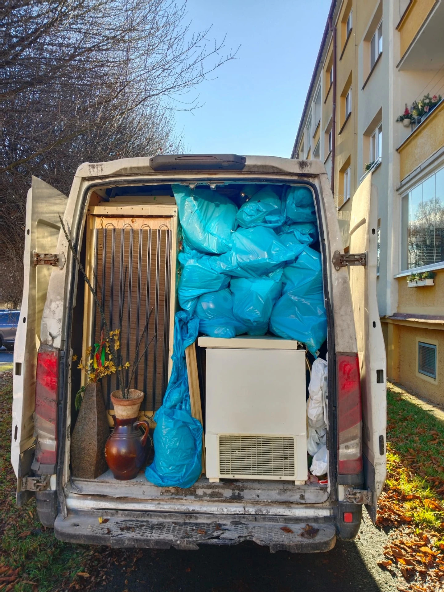 plně naložená dodávka po vyklízení
