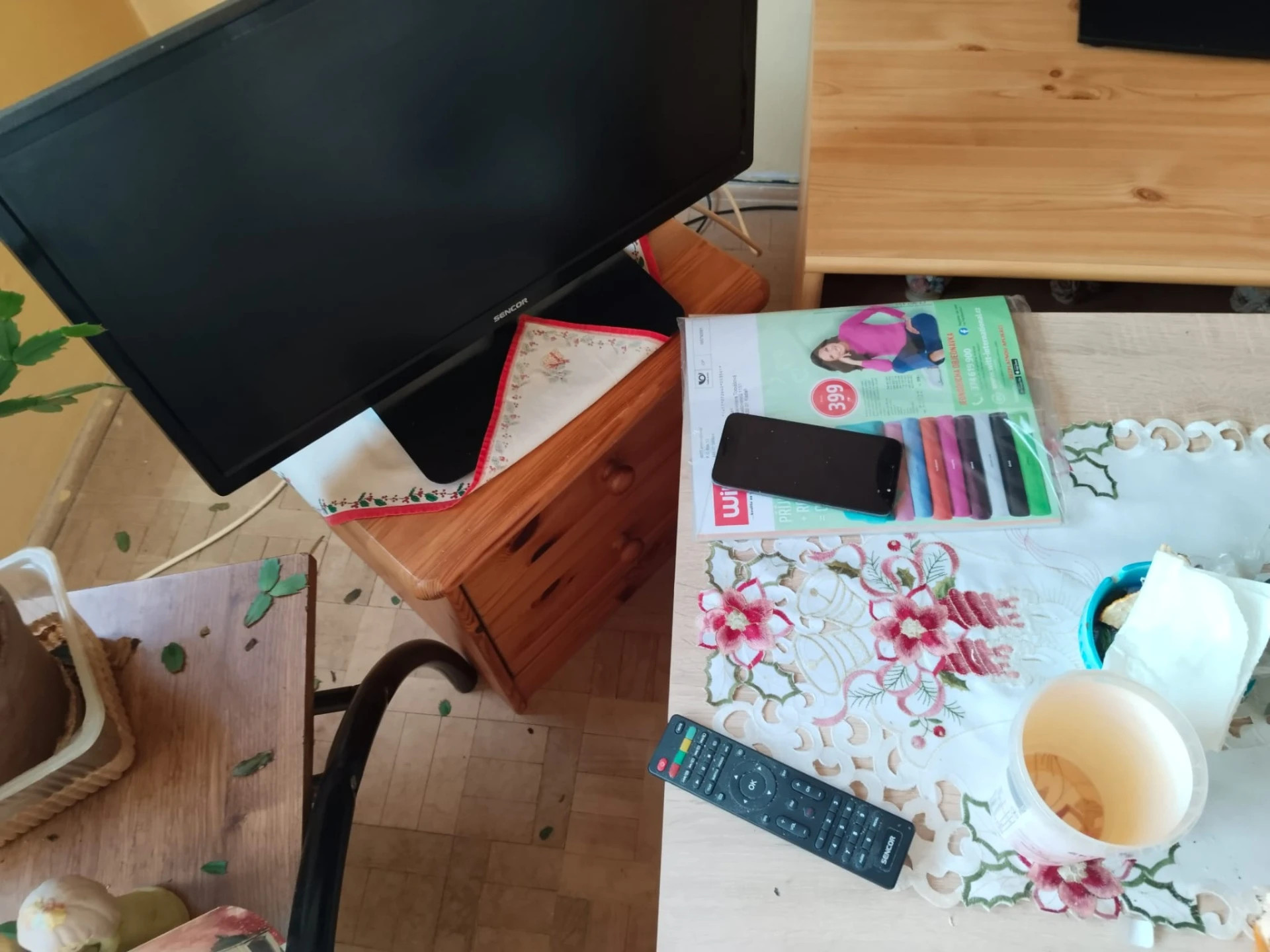 televize a drobná elektronika připravená k vyklizení