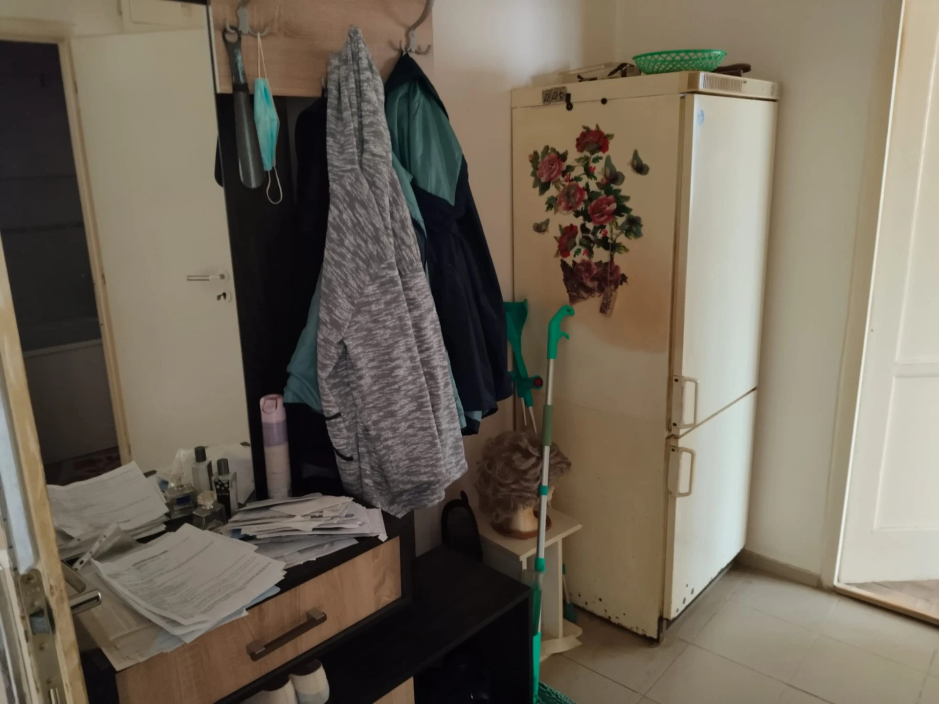 chodba s nábytkem a lednicí před vyklizením