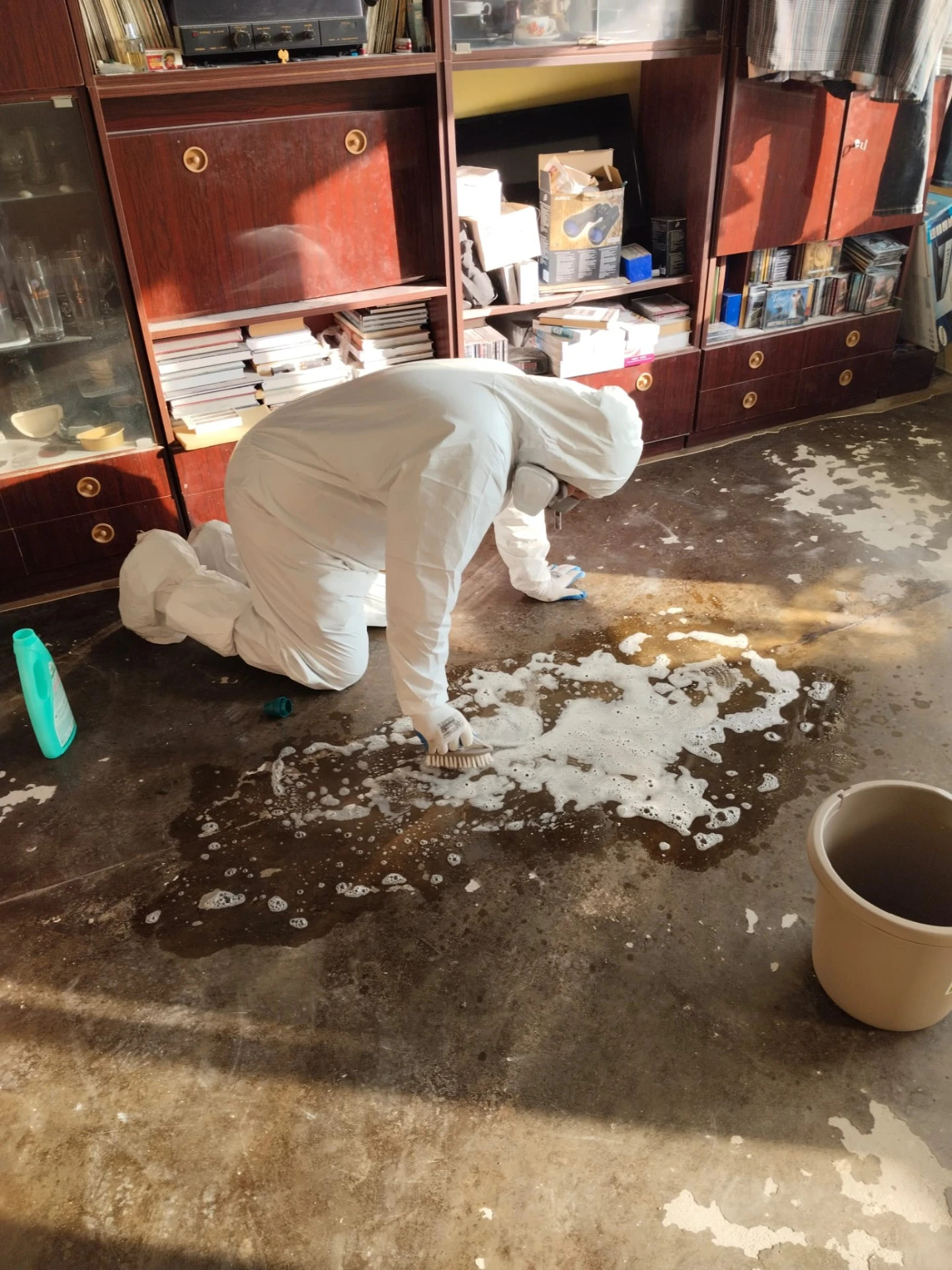 Profesionální úklid po úmrtí – dezinfekce a čištění podlahy ochranným oblekem¨