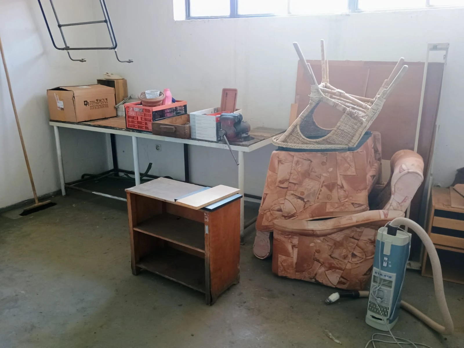 vyklízení sklepa a odvoz starého nábytku