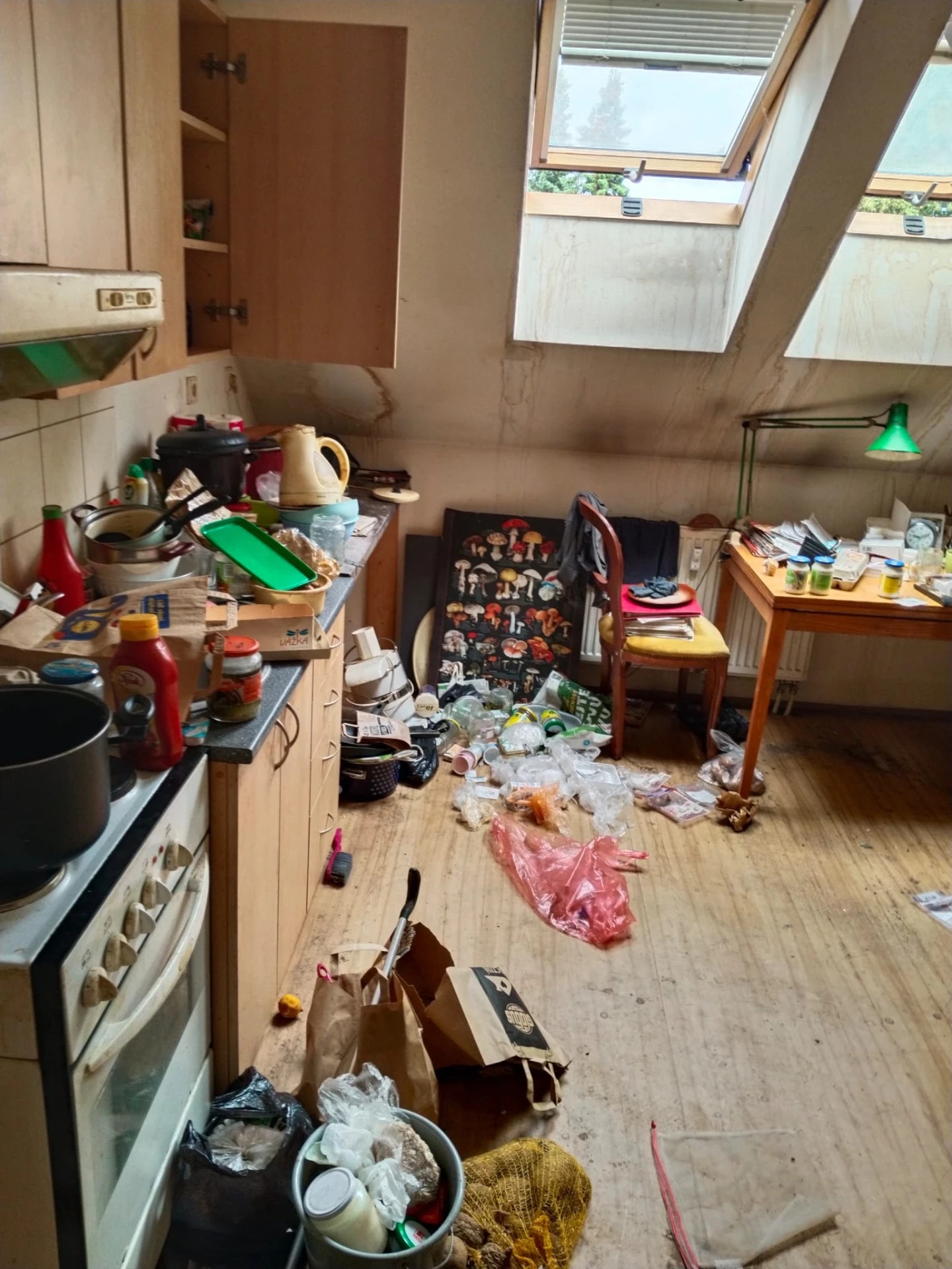 znečištěná kuchyň před vyklízením