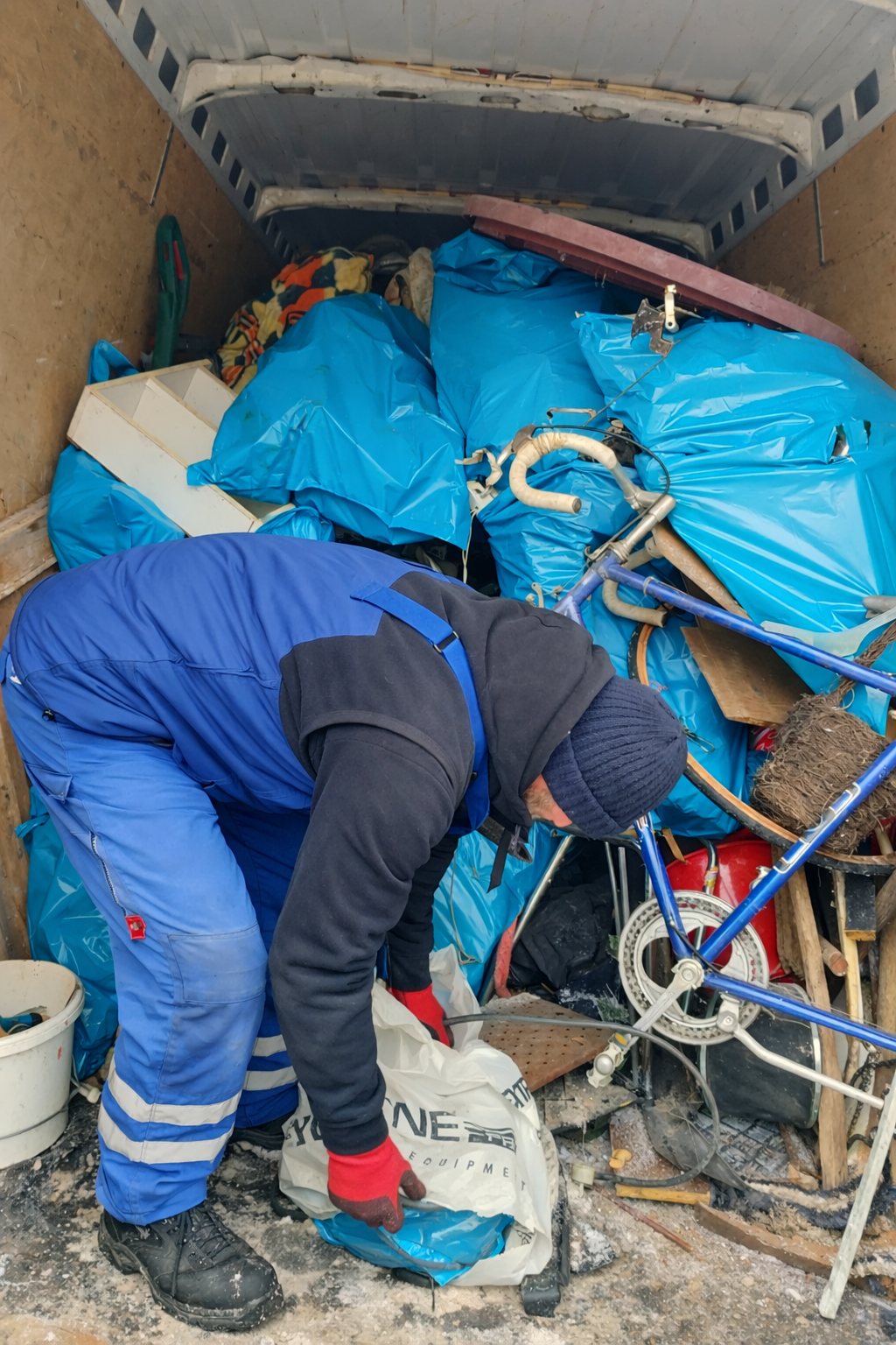 pracovník při vyklízení v monterkách