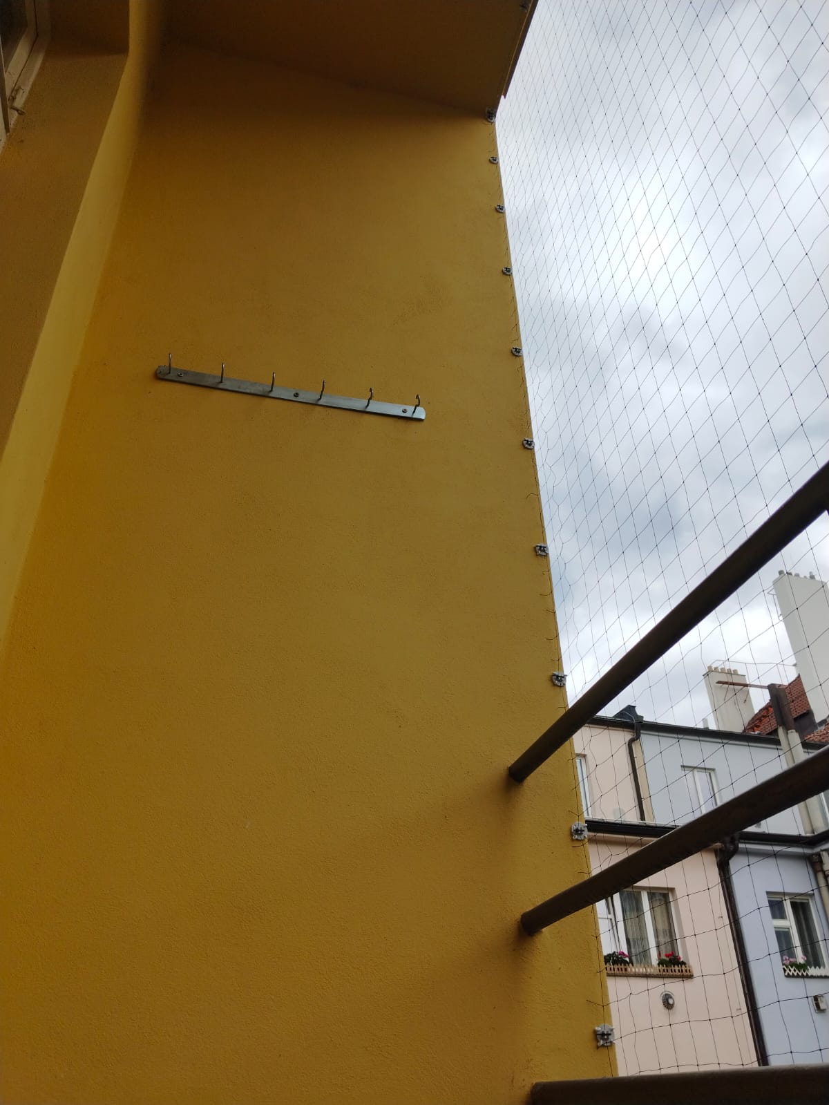 Detail ochranné sítě zabezpečující balkon před vnikáním holubů